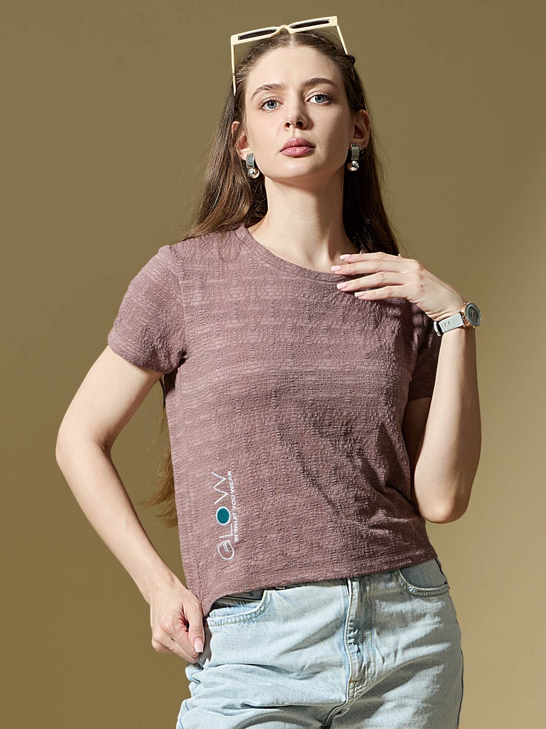 Woman brown t-shirt and blue jeans